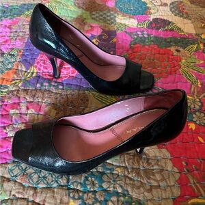 Elegant Black Tahari Glossy Patent Leather Peep-Toe Heels Sz 8